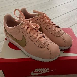 Women’s classic Cortez leather size 6